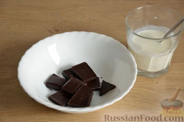 Муссовый шоколадно-творожный торт с печеньем и глазурью (без выпечки)