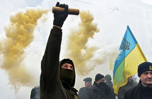 
В Киеве возле посольства России появился баннер «Крым — это Украина»
