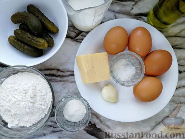Закусочные маффины с маринованными огурцами, отварными яйцами и сыром