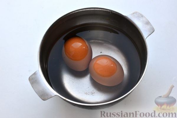 Гренки с сыром, варёными яйцами и зеленью