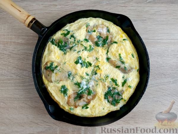 Жареный минтай с луком, в омлете