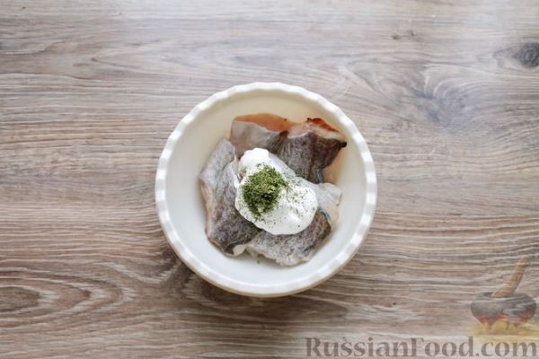 Треска, запечённая с картофелем, морковью и сыром