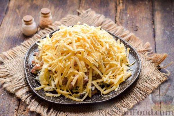 Салат с ветчиной, черносливом, сыром и яйцами