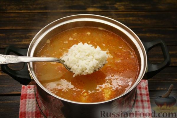 Рыбный суп с рисом, консервированными помидорами  и сливками