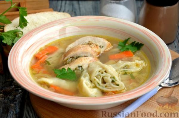 Суп с куриными рулетиками и клецками