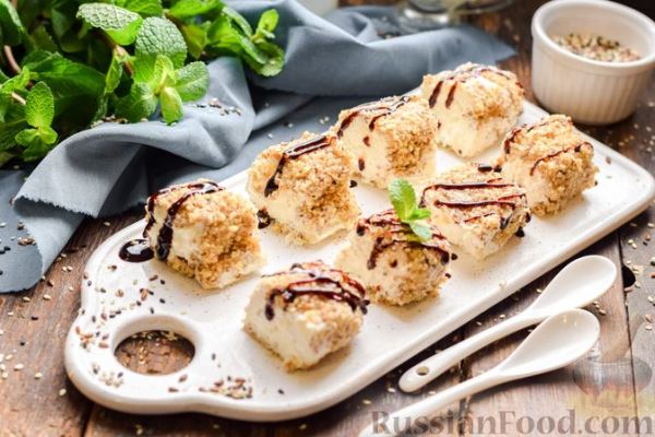 Десерт из сливочного сыра, с ананасами и грецкими орехами