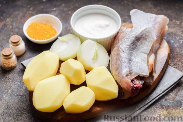 Минтай, тушенный с картошкой в сметане