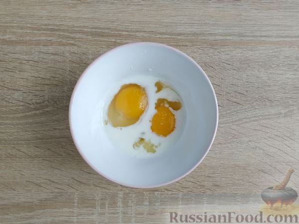 Салат с курицей, кукурузой и яичными блинчиками
