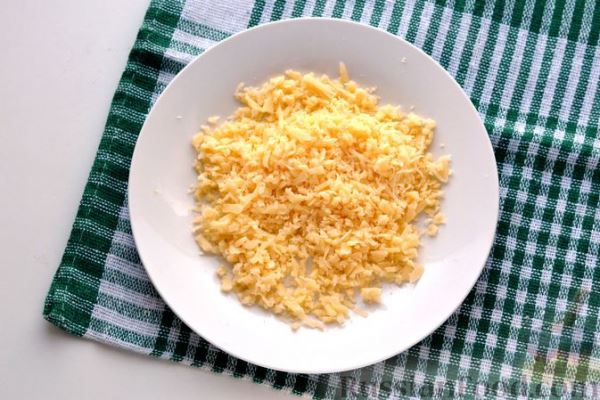 Гренки с сыром, варёными яйцами и зеленью