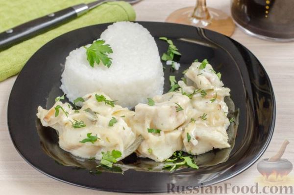 Рыба в сметане с солёными огурцами (на сковороде)