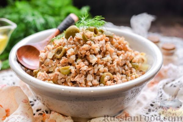 Гречка с консервированным тунцом и оливками