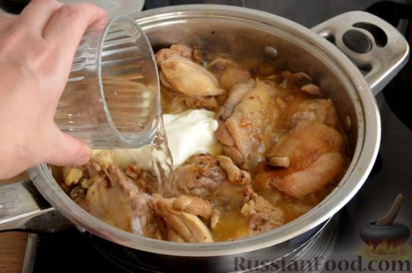 Куриные бёдра, тушенные в сметанно-грибном соусе