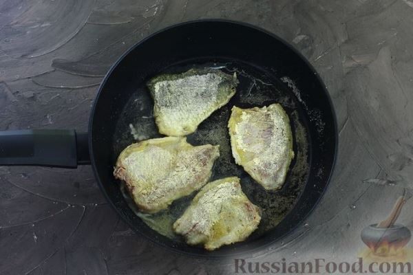 Жареный карась в сметанном соусе с грибами