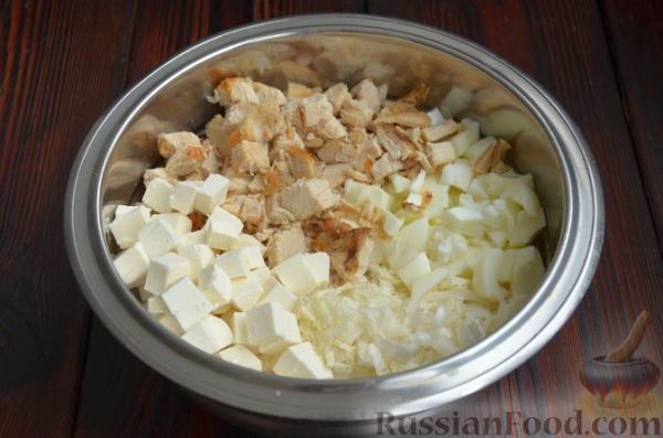 Салат с пекинской капустой, курицей, сыром фета и яичными белками