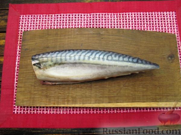 Запечённая скумбрия с апельсинами, на овощной подушке