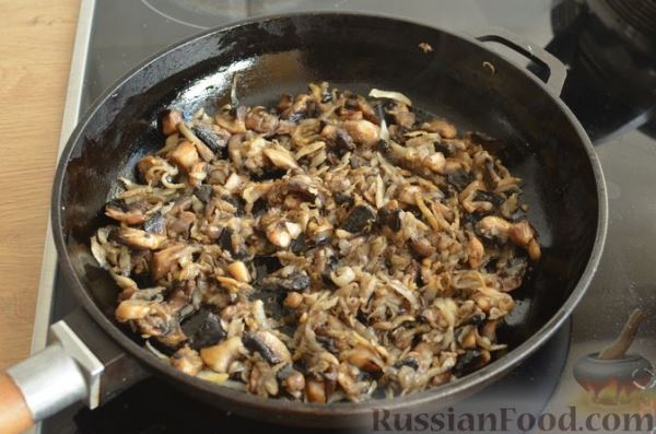 Скумбрия, запечённая с сельдереем и грибами (в фольге)