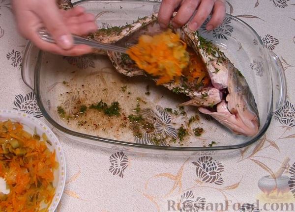 Карп, запечённый с морковью, луком и маринованными огурцами