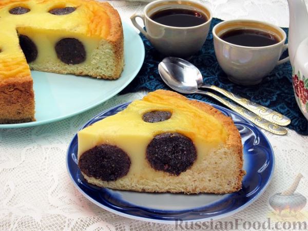 Песочный пирог с начинкой из чернослива с орехами и сметанно-яичной заливкой