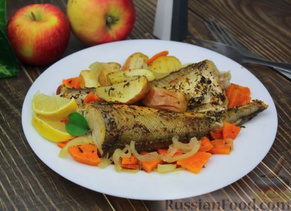 Рыба, запечённая с морковью и яблоками