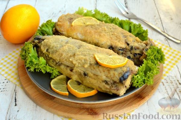 Скумбрия, запечённая с сельдереем и грибами (в фольге)