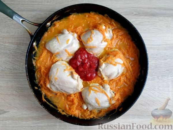 Курица, тушенная с морковью
