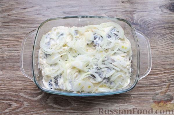 Треска, запечённая с картофелем, морковью и сыром