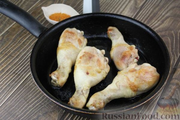 Куриные ножки, тушенные с луком