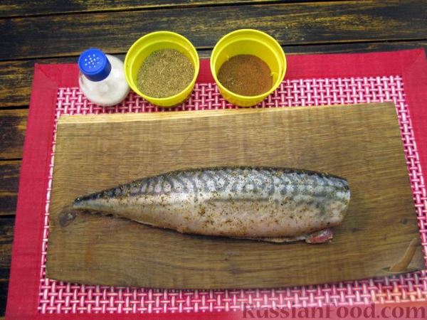 Запечённая скумбрия с апельсинами, на овощной подушке