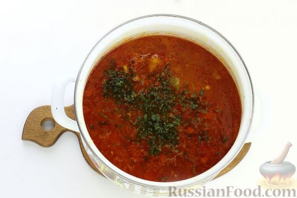 Острый куриный суп с кукурузой, помидорами и соком лайма