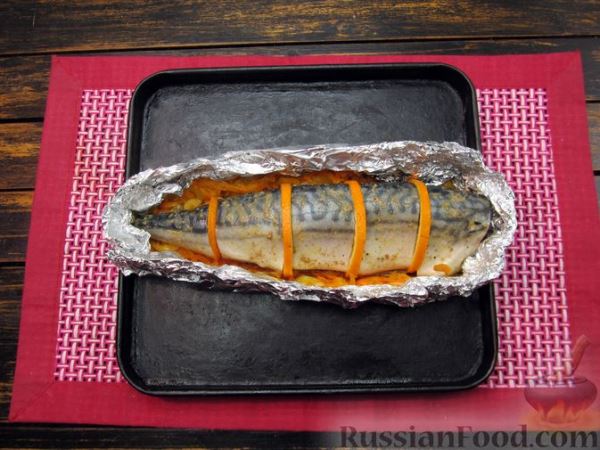 Запечённая скумбрия с апельсинами, на овощной подушке