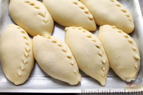 Дрожжевые пирожки с яйцом, курицей и укропом (в духовке)