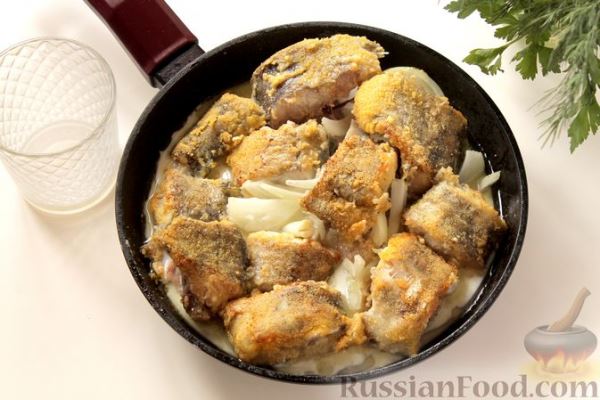 Минтай, тушенный с луком в молоке
