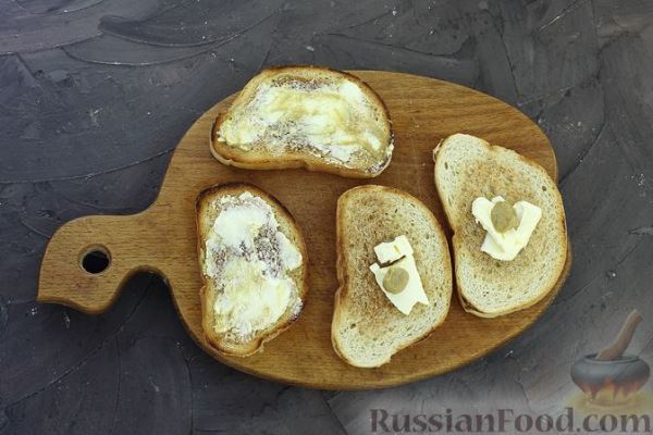 Бутерброды с жареной колбасой и горчицей