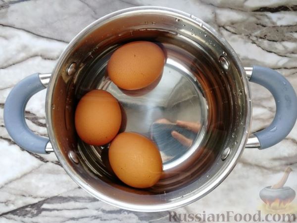 Закусочные маффины с маринованными огурцами, отварными яйцами и сыром