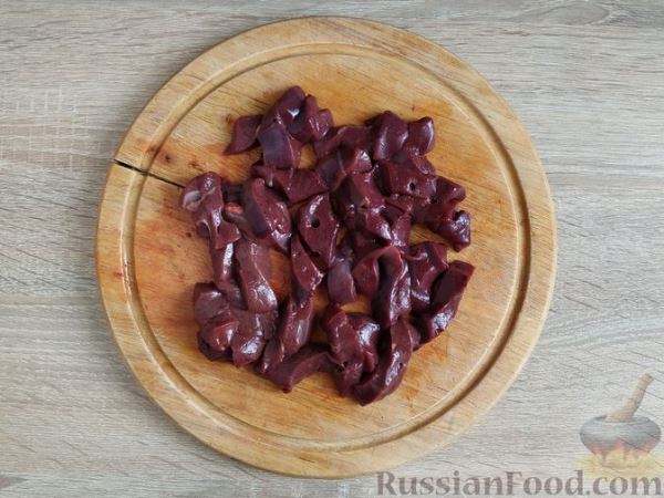 Свиная печень, жаренная с овощами и яйцами