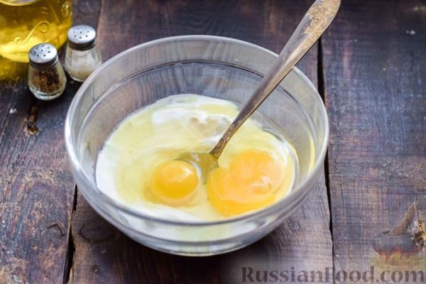 Заливной пирог на сметане, с картофелем и консервированной рыбой