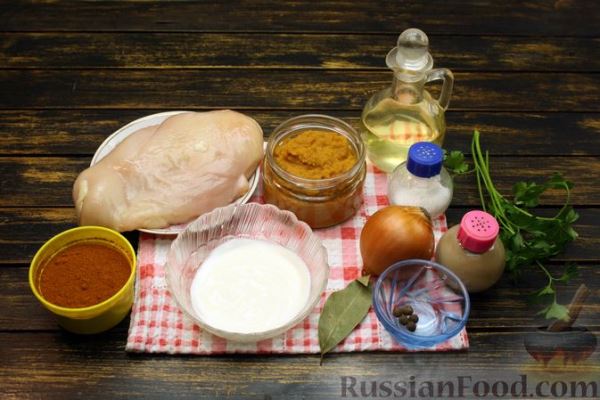 Куриное филе, тушенное с кабачковой икрой и сметаной