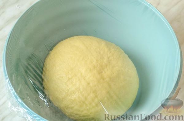 Дрожжевые пирожки-рулетики с мясом и черносливом