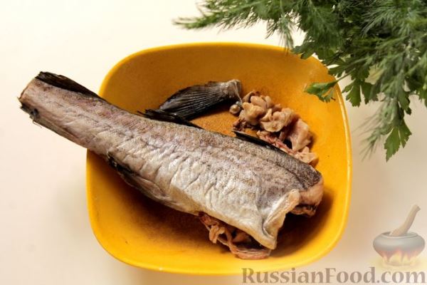 Минтай, тушенный с луком в молоке