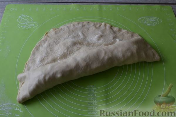 Катлама с пряной луковой начинкой