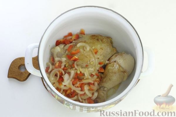 Острый куриный суп с кукурузой, помидорами и соком лайма