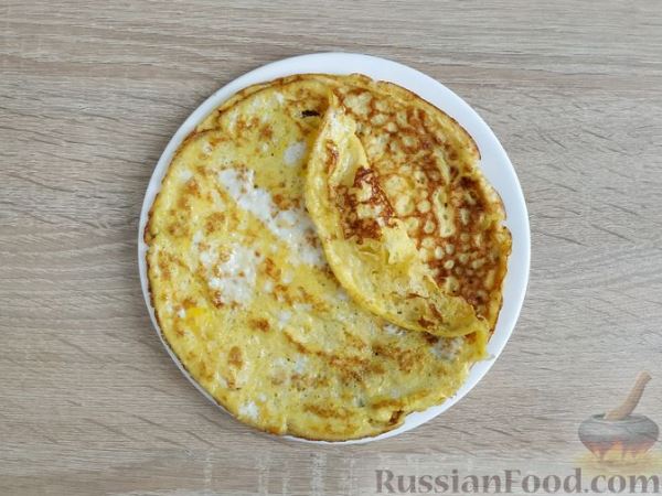 Салат с курицей, кукурузой и яичными блинчиками