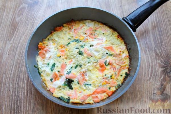 Омлет с рыбой и овощами