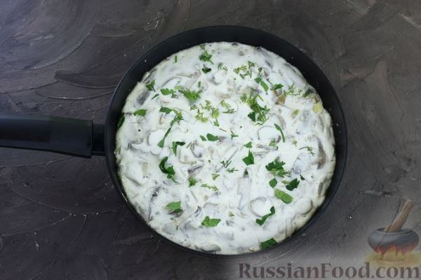 Жареный карась в сметанном соусе с грибами