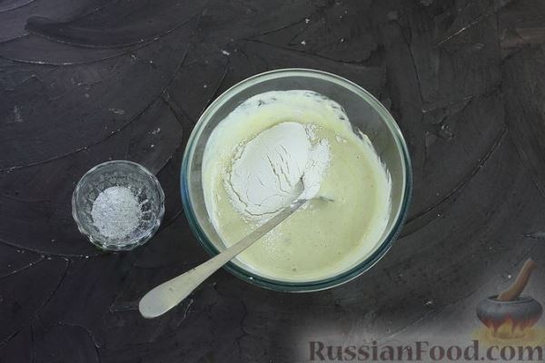 Манник с рыбой, отварными яйцами и майонезно-сметанной заливкой