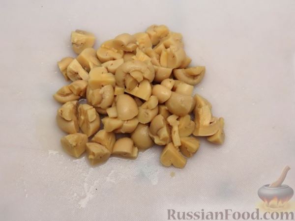 Скумбрия, тушенная в томатно-грибном соусе
