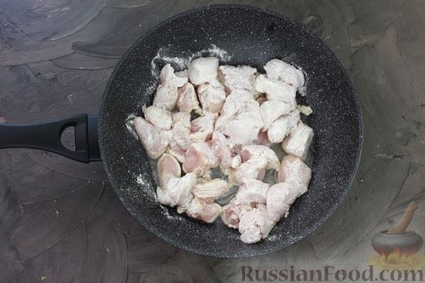 Тушёная картошка с курицей и сельдереем
