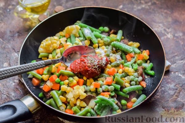 Куриная печень, тушенная с замороженными овощами