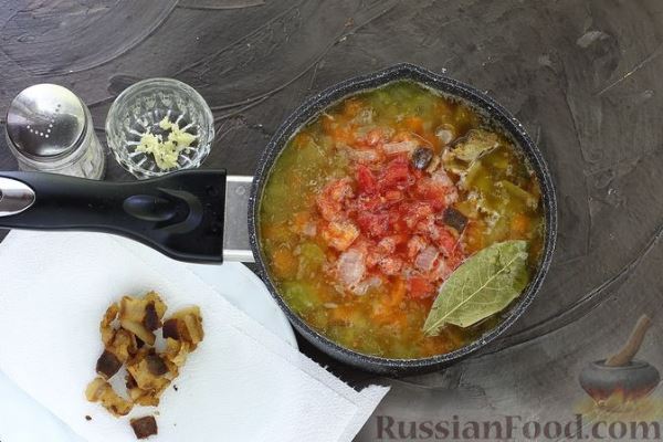 Суп с кускусом, беконом и помидорами