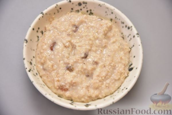 Овсянка на молоке, с изюмом, яблоками и корицей
